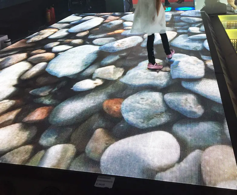 चरण नृत्य मंजिल स्टैंड के नेतृत्व में दीवार पैनलों स्क्रीन टच प्रदर्शन डिजिटल पूर्ण रंग टाइल दीवार नृत्य गेमिंग के लिए