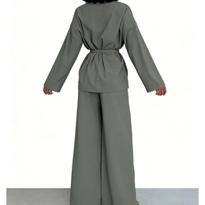 เสื้อเบลาส์คอวีสำหรับผู้หญิง แขนยาวดีไซน์หรูหรา พร้อมดีเทลผูกโบว์ จับคู่กับกางเกงขายาวทรงกว้างทันสมัย - ชุดแฟชั่น 2 ชิ้น - Product Image 6