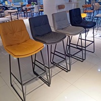 Tabouret de bar moderne et sophistiqué, rembourré, avec structure métallique, mousse haute résilience et revêtement poudré, pour usage commercial et domestique