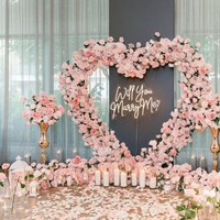 Support floral en forme de cœur pour décoration de scène de mariage, événements et célébrations, avec fleurs artificielles, cœur rouge