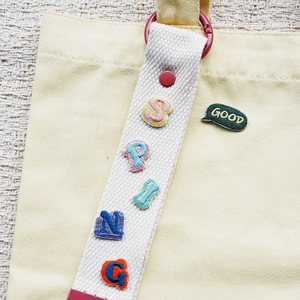 Prêts à expédier : Mini-écussons thermocollants alphabet, 26 lettres colorées brodées en feutre non tissé pour vêtements et chapeaux - Product Image 2