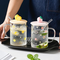 2024 Nieuwe Ontwerp Korea Schattige Sticker Glaswerk 400Ml Glazen Koffiekopje Met Handvat En Fruitvorm Keramisch Deksel Voor Water