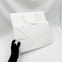 Sac en papier carte blanc de luxe personnalisé avec logo en feuille d'or pour faire du shopping Sac d'emballage pour cadeau vêtement robe avec poignée
