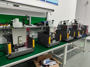 Machine de moulage verticale de table compacte et facile à utiliser avec moteur PLC, pompe et engrenage pour le prototypage de PA - Product Image 5