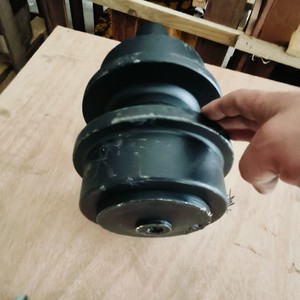 Rouleau de chenille Hyundai 81N8-13012GG en acier pour excavatrice 305-7 HX300 R330LC-9s, pièce de rechange - Product Image 3