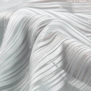 100% Polyester Silberfaden Jacquard Maßgeschneiderte Streifen Atmungsaktiver Antistatischer Satin-Stoff Schal OEM/Kundenspezifischer Service - Product Image 4