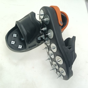 1 paio di scarpe con punte per pavimentazioni in calcestruzzo autolivellante e resina epossidica - Product Image 1