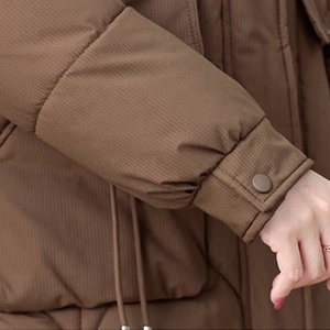 Blouson d'hiver en duvet et coton pour <span class=keywords><strong>femme</strong></span> Boying, nouveau style, à capuche, décontracté, avec ceinture ajustable et doublure en polyester amincissante et tendance - Product Image 4