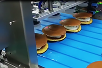 Ligne de production Dorayaki Il applique automatiquement le refroidissement Flips Dépôts Remplissage Timbres les produits et les sceaux et autres processus
