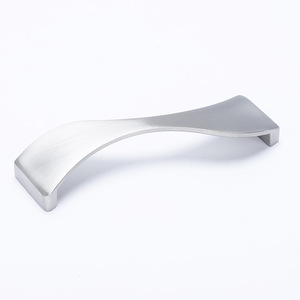 Poignée de porte incurvée de style moderne, poignée de meuble en alliage d'aluminium blanc argenté H-3468, quincaillerie durable pour tiroirs et armoires - Product Image 4