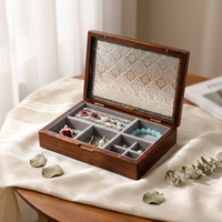 Boîte de rangement et de présentation de bijoux en bois rectangulaire personnalisée, sculptée à la main, polie, avec motif en relief, artisanat moderne pour bagues