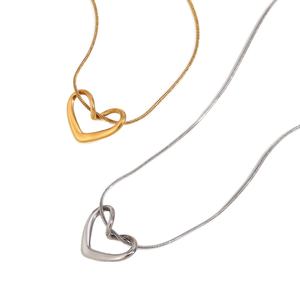 Collection d'été : Collier ras du cou en acier inoxydable plaqué or 18 carats avec pendentif cœur ajouré et chaîne serpent pour femme - Product Image 2