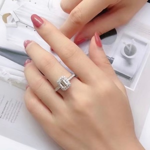Anillo de Compromiso Unisex Clásico de Oro Sólido de 14K con Halo de Diamantes Cultivados en Laboratorio con Corte Esmeralda de 1CT, Certificado por IGI, 3g - Product Image 5