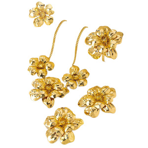 Orecchini, collana, bracciale e anello con grandi fiori in metallo tridimensionale. Orecchini a Fiore Dorato Esagerati per Donne NSD-113 - Product Image 2