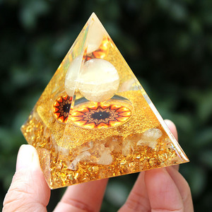 Pirámide de Resina Epoxi con Virutas de Citrino, Adorno de Escritorio, Cristal Amarillo, Girasol, Feng Shui, Decoración para Sala de Estar - Product Image 3