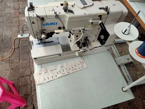 JUKIs LBH-781 1 Needle Lockstitch Buttonholing <b>Machine</b> Used Button Hole <b>Machine</b> Industrial <b>Sewing</b> <b>Machine</b> With <b>Table</b> - Product Image 2