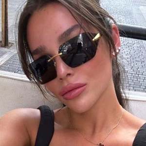 Gafas de Sol Personalizadas con Logotipo 2024, Montura de Aleación sin Aro, Protección UV400, Estilo Envolvente Y2K para Hombre y Mujer - Product Image 3