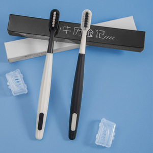 Cepillo de Dientes Premium de Cerdas Suaves con Orificio Cuadrado Personalizado de la Fábrica de Cepillos de Dientes de Yangzhou, Versión Manual para Adultos en Blanco y Negro - Product Image 3