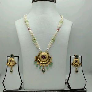 Ensemble collier élégant avec pendentif en perles dorées et boucles d'oreilles assorties, bijoux de mariée traditionnels et festifs - Product Image 1