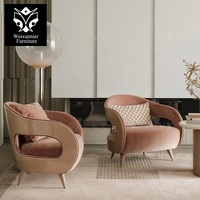 Fauteuil d'appoint moderne de luxe avec cadre latéral sculptural ouvert, siège incurvé rembourré et pieds coniques élégants, fauteuil de détente