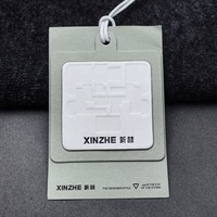 Étiquettes suspendues personnalisées en papier écologique pour vêtements, étiquettes en carton couleurs personnalisées, étiquettes de prix, designs personnalisés, impression UV sur mesure