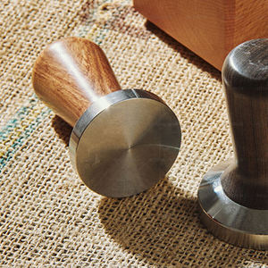 Prensador de Café Highwin de Acero Inoxidable de Grado Alimenticio de 51-58 mm con Mango de Madera para Baristas - Product Image 1