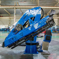 Grue de pont marine hydraulique compacte BOB-LIFT 6,3 tonnes avec flèche pliante et treuil pour la manutention de marchandises sur bateaux de pêche