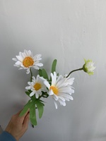 Vente en gros de bouquets de gerbera en soie chrysanthème hollandais petite marguerite blanche jaune petite marguerite artificielle