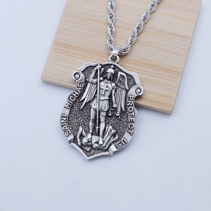 Collar con Colgante de San Miguel Arcángel, Joyería Cristiana de Moda para Hombre - Product Image 4