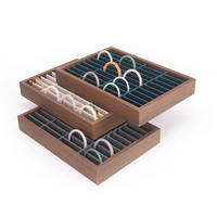 Plateau de rangement pour bijoux en velours gris foncé de haute qualité, avec compartiments en bois de noyer, pour bagues, pendentifs et bracelets, idéal pour les magasins.