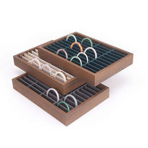 Bandeja de terciopelo gris oscuro de alta calidad para anillos y colgantes, organizador de joyas de madera de nogal con rejillas de colores para tienda - Product Image 2
