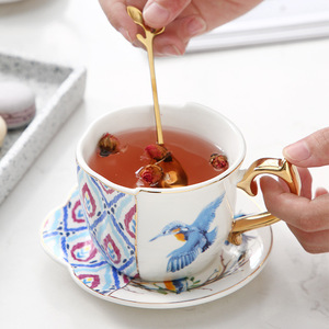 Mug en céramique asymétrique de forme spéciale à motif floral rétro ministériel, tasse à café en porcelaine avec soucoupe, nouveau design pour la rentrée scolaire - Product Image 4