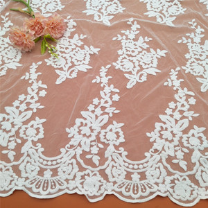Tissu en dentelle de tulle brodé de maille florale blanche 100% polyester soluble dans l'eau avec grand bord festonné pour robe de mariée - Product Image 3