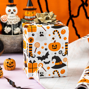 Papier cadeau d'Halloween en rouleau avec des citrouilles, des fantômes, des chapeaux de sorcières, des chauves-souris, des cannes à bonbons, des sucettes, papier artistique double face - Product Image 1