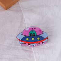 Yeni tasarım benzersiz komik karikatür Anime serisi plastik 9cm Alien uzay gemisi Ufo şekli desenli saç pençe klip kızlar için şapkalar