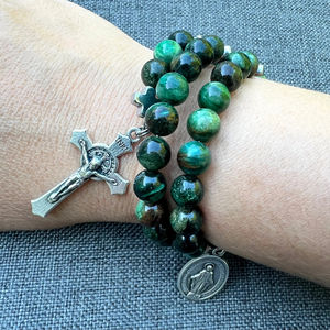 Bracelet <span class=keywords><strong>de</strong></span> prière en fil <span class=keywords><strong>de</strong></span> mémoire en acier inoxydable personnalisé avec pierre précieuse émeraude et pendentif crucifix Saint-Benoît - Product Image 6