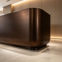 Comptoir de réception moderne en métal bronze mat, coins entièrement arrondis, long comptoir frontal, table de réception personnalisée pour bureau, hall d'hôtel