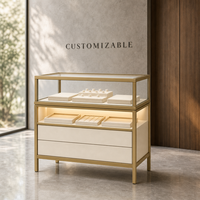 Socle de présentation de bijoux cylindrique à LED |   Enclos en verre avec structure en métal doré |   Boutique de bijoux haut de gamme de luxe