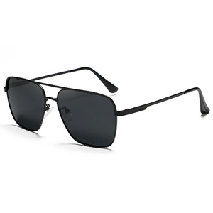 Gafas de Sol Polarizadas para Hombre Greyjack, Montura Metálica Negra, Lentes TAC UV400, Estilo Conductor, Lentes Cuadradas Grandes - Product Image 4