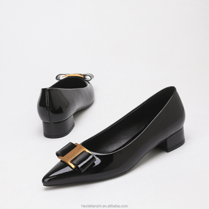 Escarpins élégants noirs en cuir verni à bout pointu pour femme - <span class=keywords><strong>Talon</strong></span> <span class=keywords><strong>carré</strong></span> bas de 3 cm avec boucle dorée - Chaussures plates confortables à enfiler pour le travail - Product Image 3