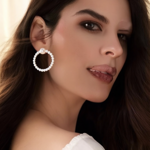 Boucles d'oreilles créoles en acier inoxydable plaqué or avec détail perle pour femme, bijoux tendance - Product Image 3