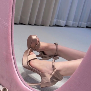 รองเท้าส้นสูงแบบเปิดนิ้วเท้า สายรัดเส้นเดียว ประดับโบว์ผูกเชือก แฟชั่นฤดูร้อนปี 2026 รองเท้าผู้หญิงผ้าไหมส้นสูง - Product Image 3