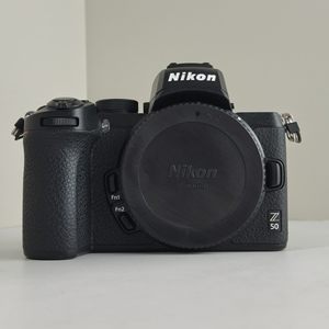 Appareil photo hybride d'entrée de gamme <span class=keywords><strong>Nikon</strong></span> <span class=keywords><strong>Z50</strong></span> au format APS-C d'occasion en bon état - Product Image 1