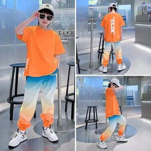 Completo Sportivo Estivo per Ragazzi: Set Alla Moda in Poliestere con Stampa Lettere/Sfumature - Outfit Elegante per Ragazzi Più Grandi - Product Image 3