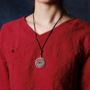 Pendentif vintage en cuivre cinabré, plaqué or et incrusté d'un motif floral spirituel de montagne, adapté aux hommes et aux femmes. - Product Image 2