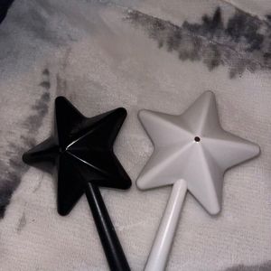 Divertido Juego de Saleros y Pimenteros de Plástico con Forma de Varita Mágica, Dispensador de Sal y Pimienta Recargable con Orificios para Condimentos de Comida y Barbacoa - Product Image 4