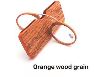 Lunettes de lecture artisanales à motif bois, design innovant en forme de pont, portables, format carte, sans branches - Product Image 2