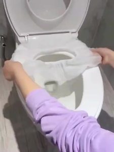 แผ่นรองนั่งชักโครกแบบใช้แล้วทิ้ง ผลิตจากพลาสติกไม่ถักทอ บรรจุแยกชิ้น เหมาะสำหรับการเดินทาง โรงแรม โรงพยาบาล และห้องน้ำสาธารณะ - Product Image 5