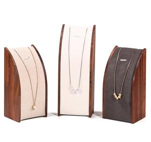 Accessoires d'affichage de fenêtre de bonne qualité support pendentif incurvé collier en noyer trois ensembles présentoir - Product Image 4