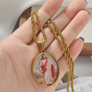 Colgante de acero inoxidable al por mayor, colgante de Jesús con brazos abiertos, cadenas finas, colgante de oro de 18k - Product Image 1